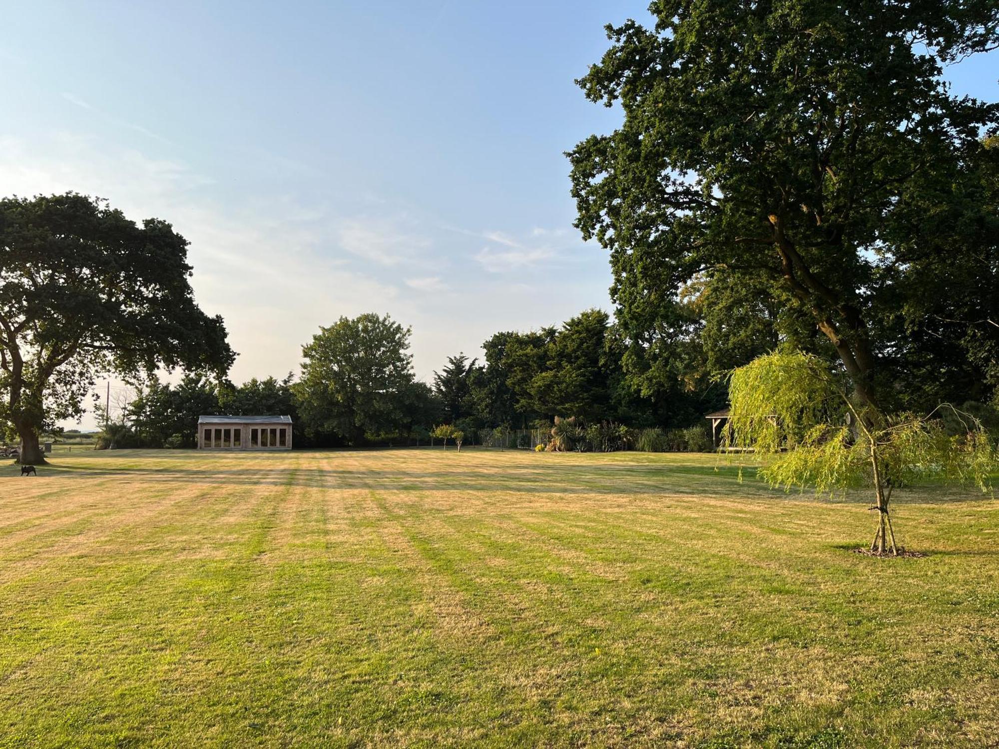 Stay At 'The Elms' In Tranquil Church Norton, Selsey - Ground Floor Bedroom, Own Private Bathroom, Quiet Beach, 2 Acre Garden By The Sea, On Edge Of Wildlife Nature Reserve Екстер'єр фото